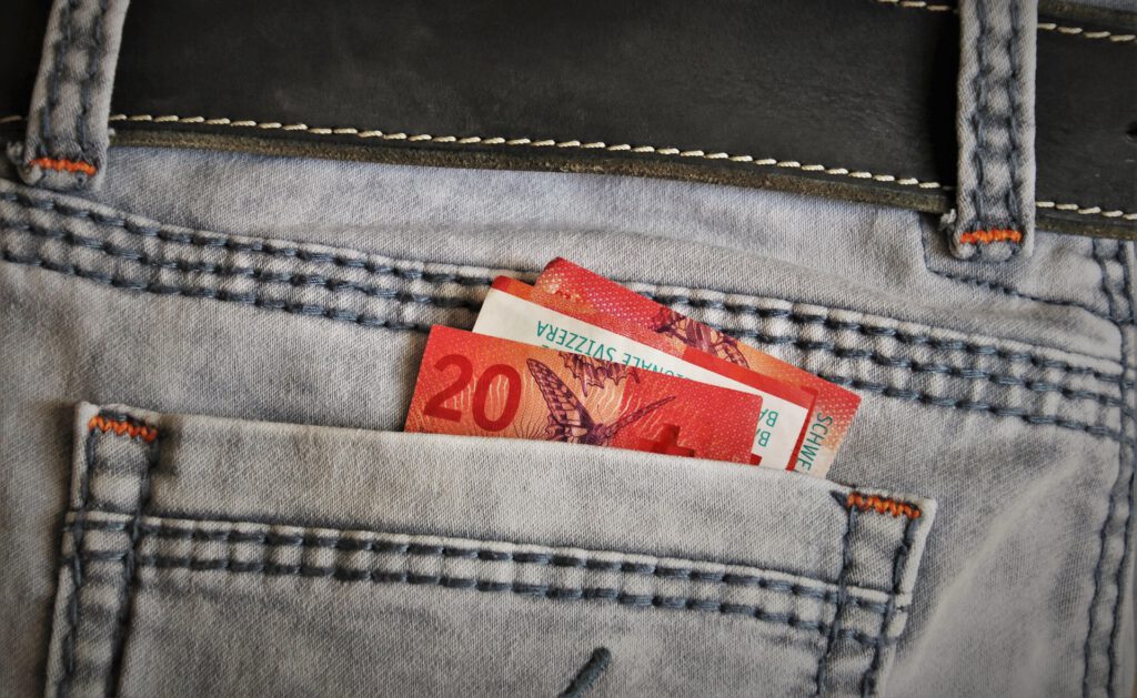 Geldscheine in einer Jeanshose