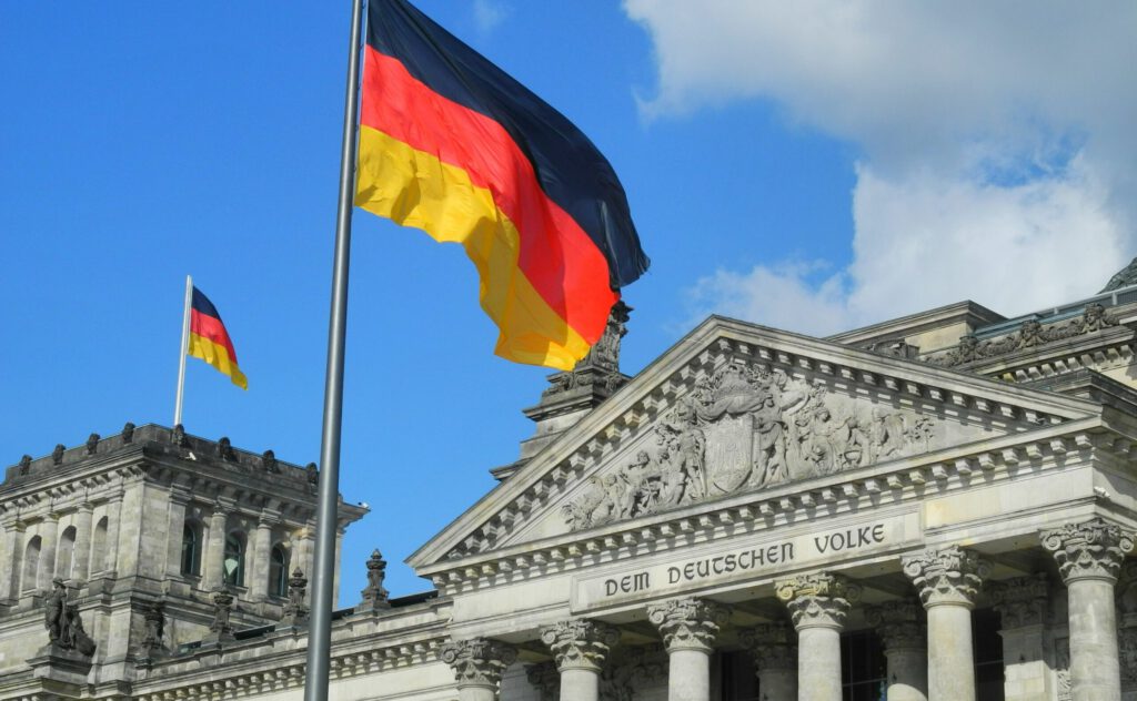 Reichstag in Berlin mit Deutschlandfahnen