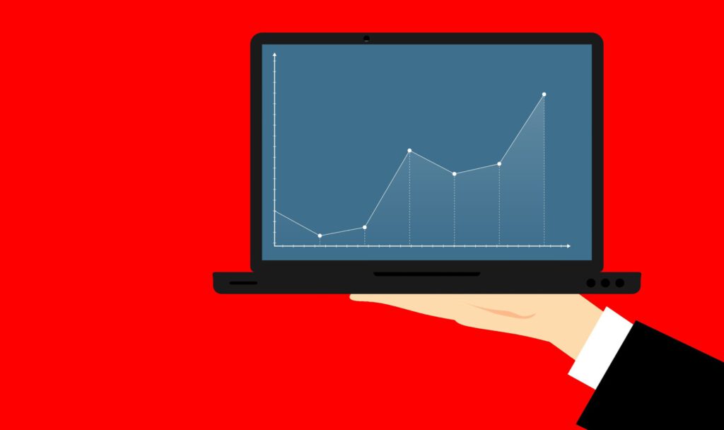 Ein Computer mit einer Grafik am Display auf einer Hand