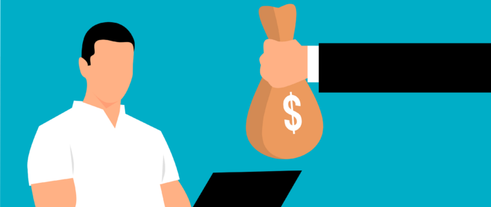 Ein Mann am Computer bekommt eine Tüte mit Geld gereicht