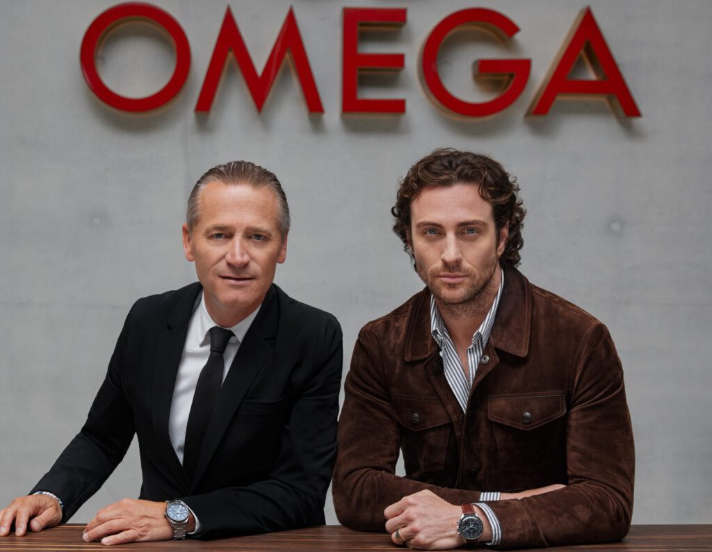 Omega-CEO Raynald Aeschlimann und Schauspieler Aaron Taylor-Johnson