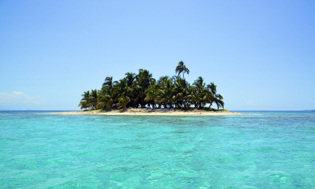 Eine Insel in einem türkisfarbenen Meer