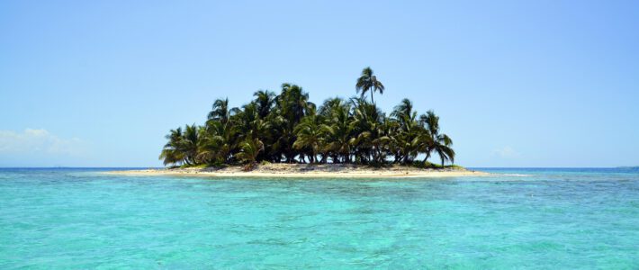 Eine Insel in einem türkisfarbenen Meer