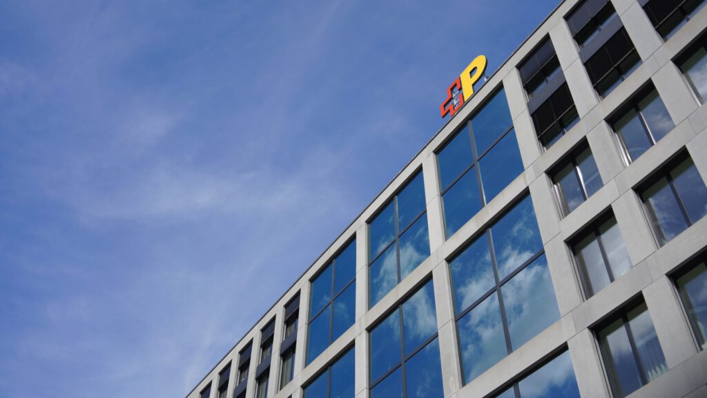 Post-Logo auf einem Gebäude