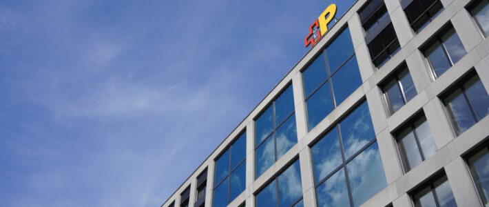 Post-Logo auf einem Gebäude