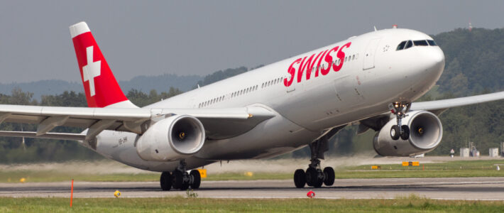 Ein Flugzeug der Swiss beim Takeoff