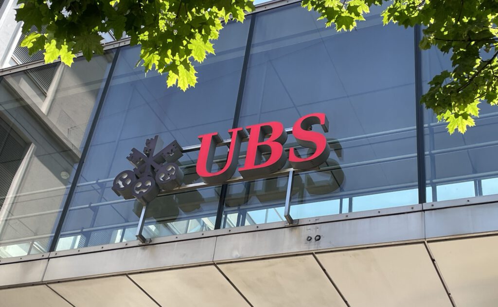 Logo der UBS an einer Filiale in Zürich