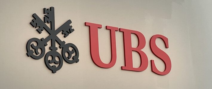 UBS macht sich über Eigenkapitaldiskussion lustig Logo der UBS an einer Wand der Messe Basel während der Art Basel 2025