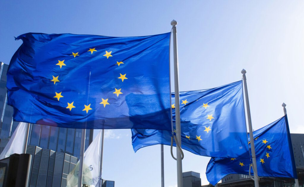 EU-Flaggen im Wind