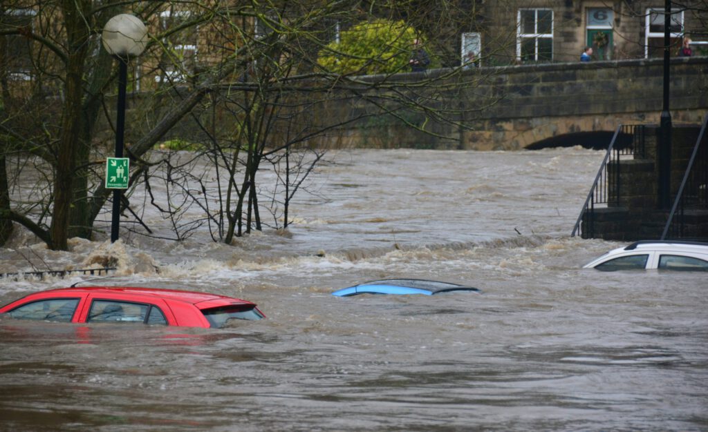 Autos überschwemmt von Wasser