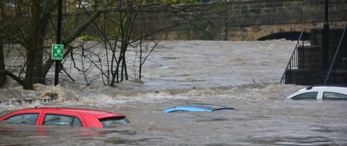 Autos überschwemmt von Wasser