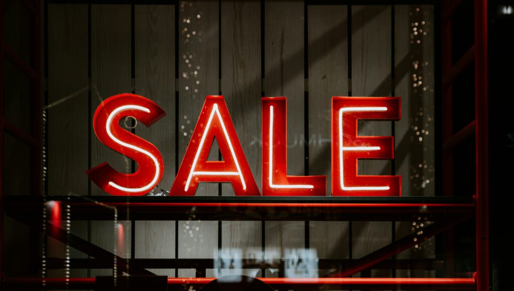 Ein Schild mit der Aufschrift Sale