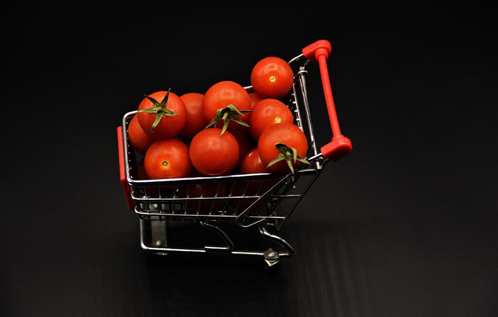 ein Einkaufswagen voll mit Tomaten