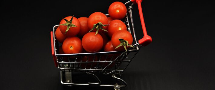 ein Einkaufswagen voll mit Tomaten