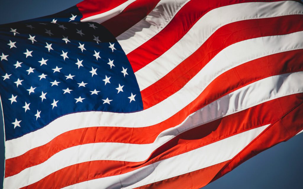 Eine Flagge von den USA im Wind