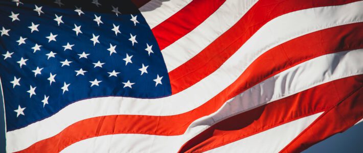 Eine Flagge von den USA im Wind