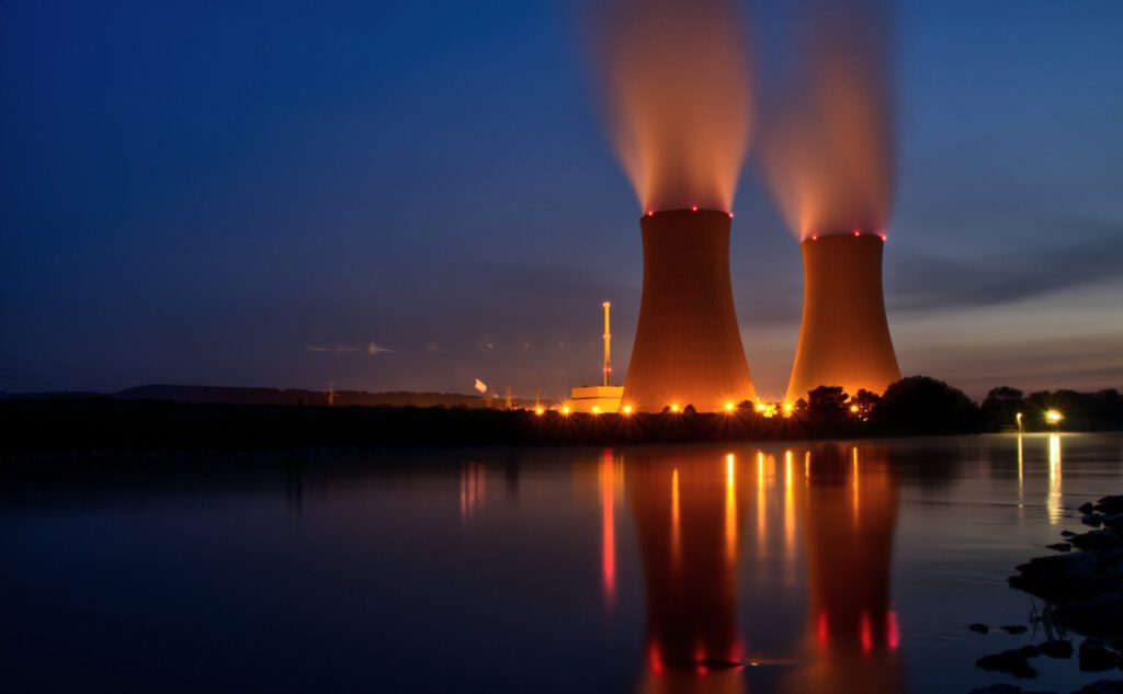 Kernreaktor in der Nacht an einem Fluss