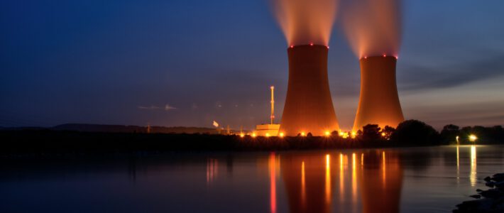 Kernreaktor in der Nacht an einem Fluss