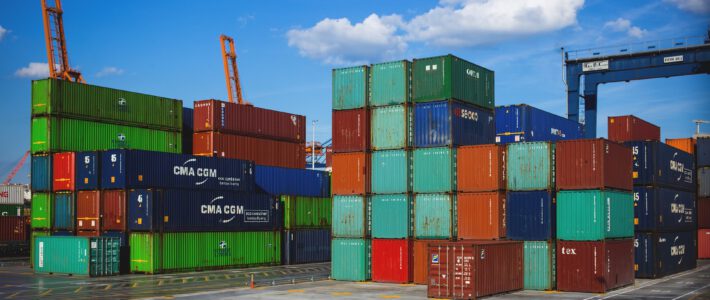 Container an einem Verladeterminal