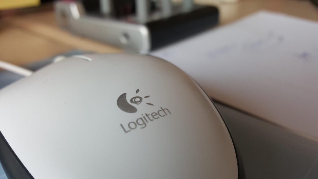 Eine Computermaus von Logitech mit Logo