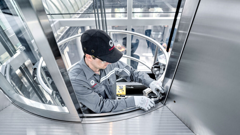 Ein Arbeiter von Schindler in einem modernen Lift