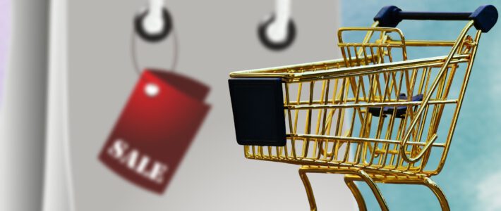 Schweizer Detailhändler schummeln beim Einkaufen Ein leerer Einkaufswagen mit einer Einkaufstüte