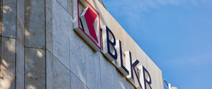 Zahlenakrobatik bei Kantonalbank im Baselbiet Logo der Basellandschaftlichen Kantonalbank an einem Gebäude