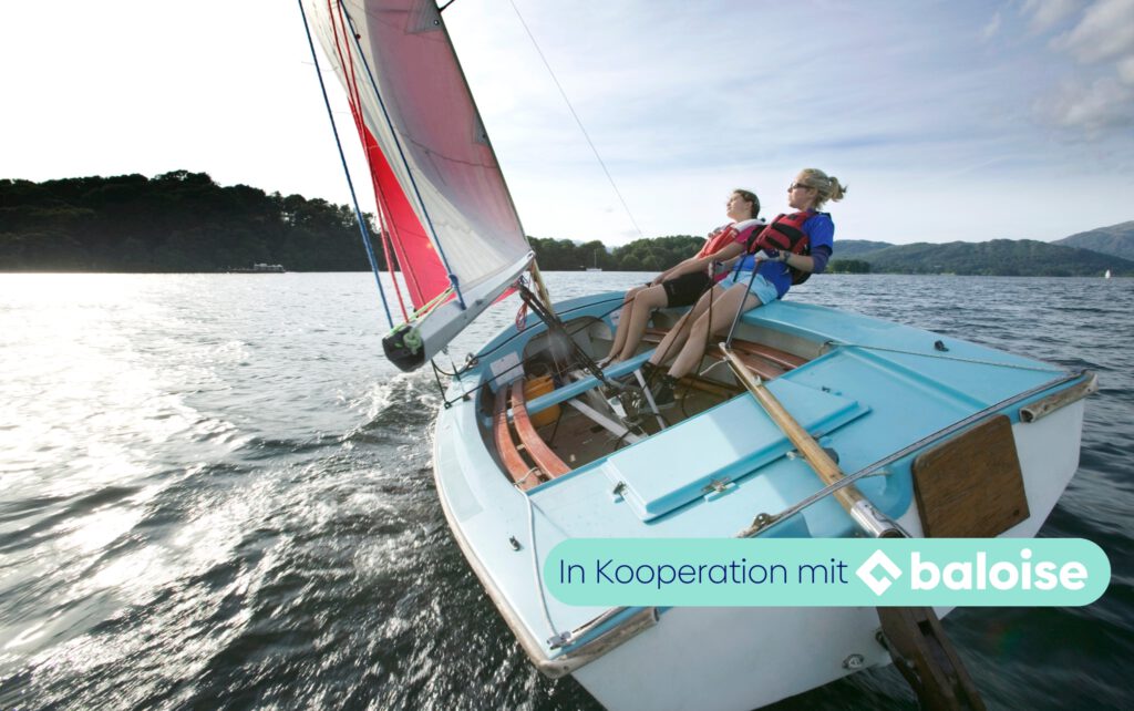 Segler in einem Boot auf dem Wasser