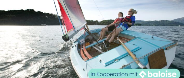 Segler in einem Boot auf dem Wasser