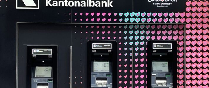 Geldautomaten der Basler Kantonalbank BKB mit Werbung zum Eurovision