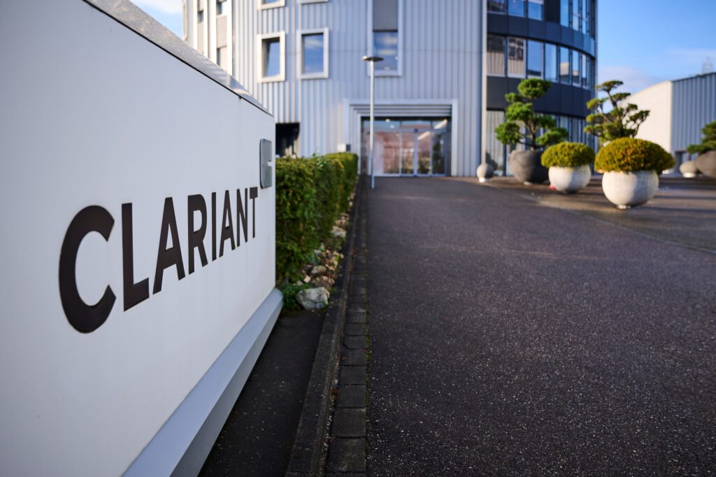 Logo von Clariant an einem Gebäude in Pratteln BL