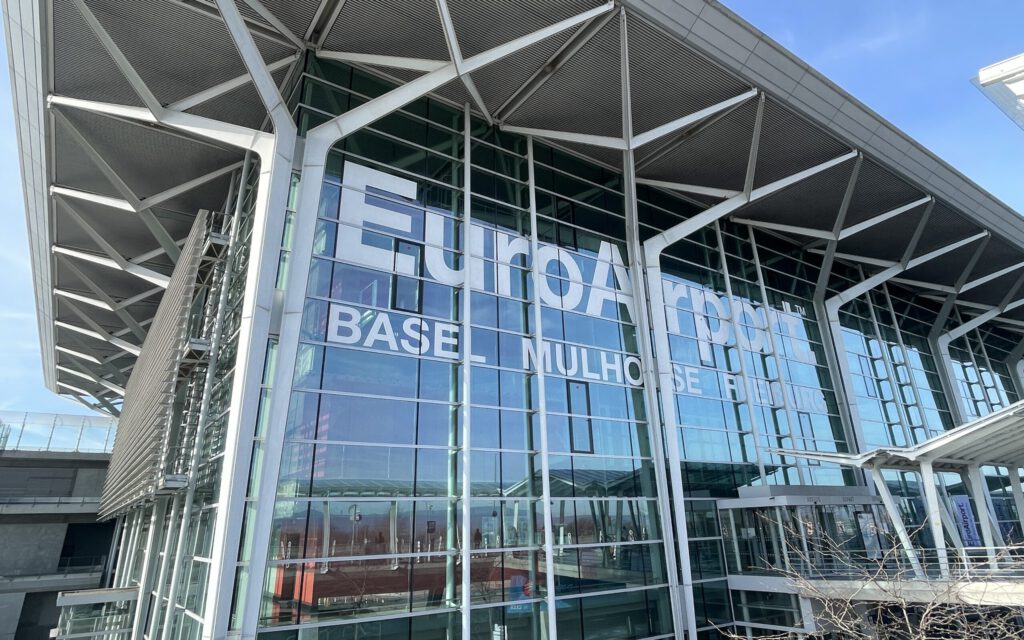 Logo vom Euroairport am Flughafengebäude