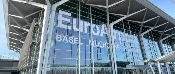 Logo vom Euroairport am Flughafengebäude