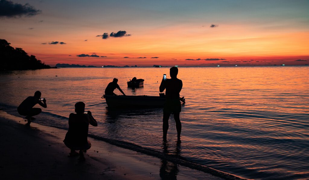 Fotos und Videos von einem Sonnenuntergang am exotischen Strand