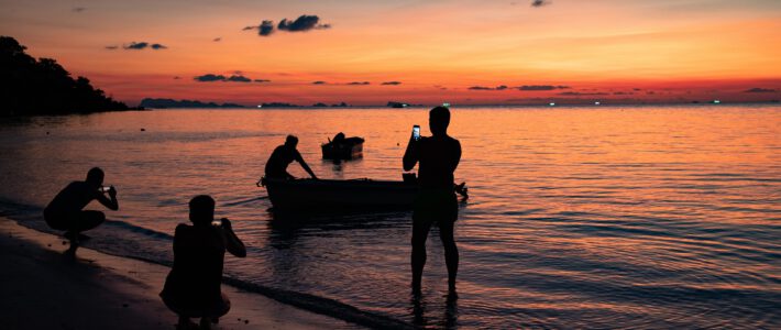 Fotos und Videos von einem Sonnenuntergang am exotischen Strand