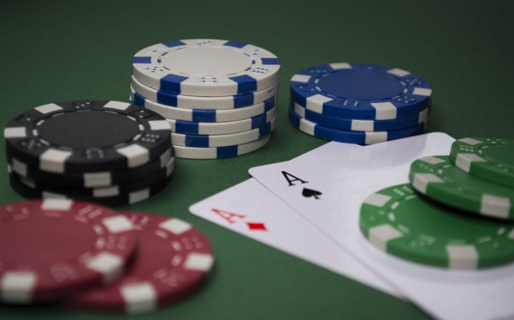 Spielchips und Spielkarten auf einem Pokertisch