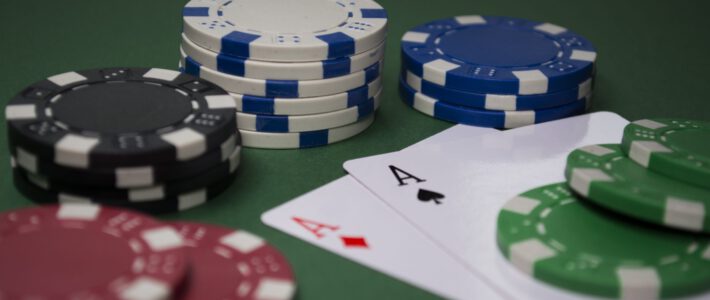 Spielchips und Spielkarten auf einem Pokertisch