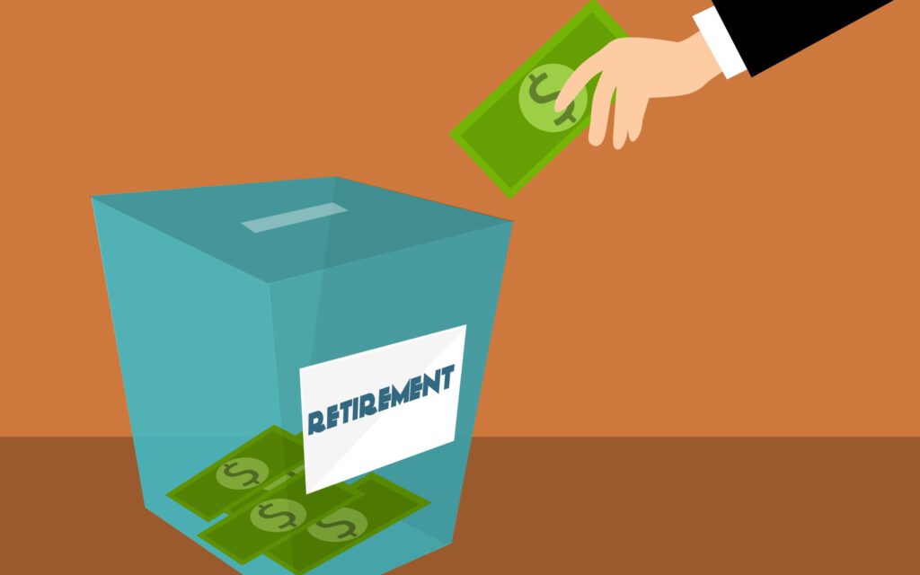 Eine Hand wirft Geld in einen Spartopf für die Pension