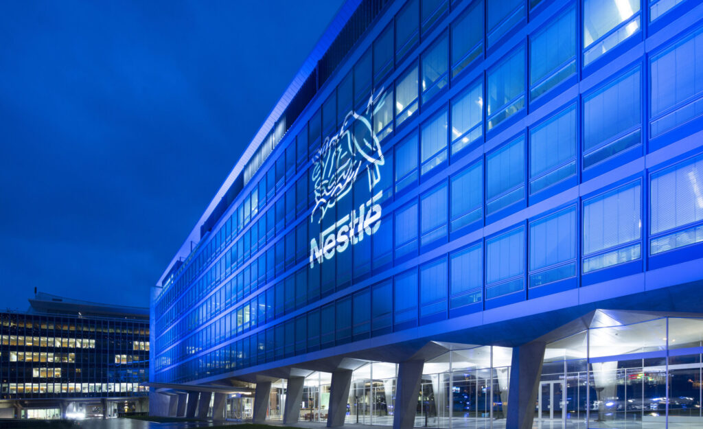 Logo von Nestlé am Hauptsitz bei Nacht