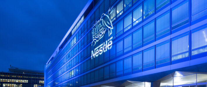 Logo von Nestlé am Hauptsitz bei Nacht
