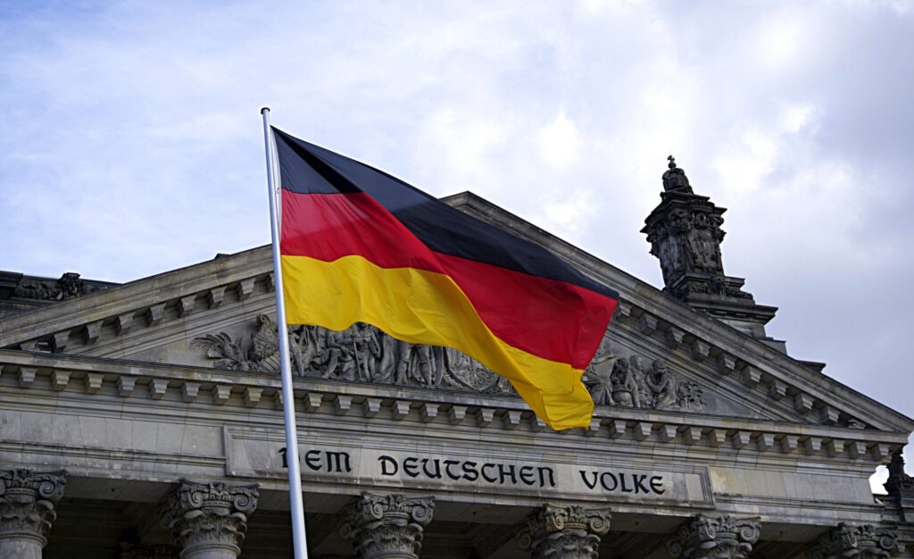 Eine Deutschlandfahne vor dem Reichstag in Berlin