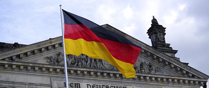 Deutsche Wahrheiten zur Personenfreizügigkeit Eine Deutschlandfahne vor dem Reichstag in Berlin