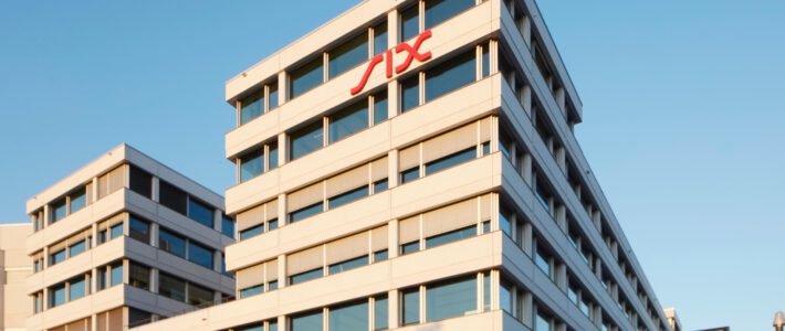 Ein Gebäude mit Logo der Schweizer Börse SIX
