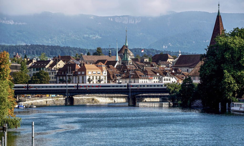 Ein Blick auf die Stadt Solothurn mit einem Zug von den SBB im Vordergrund