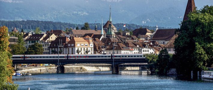 Ein Blick auf die Stadt Solothurn mit einem Zug von den SBB im Vordergrund