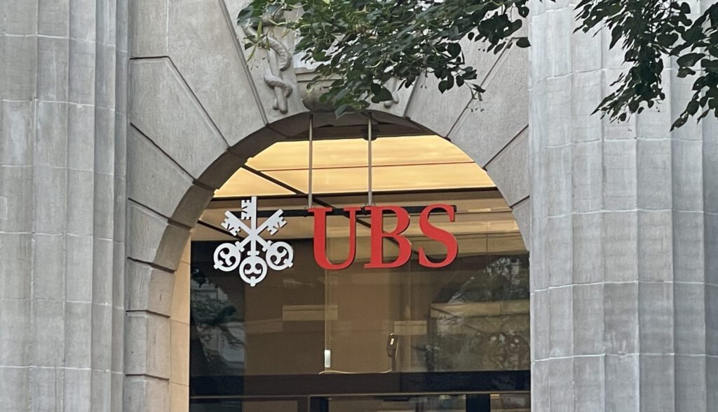 Logo der Grossbank UBS an der Zürcher Bahnhofstrasse