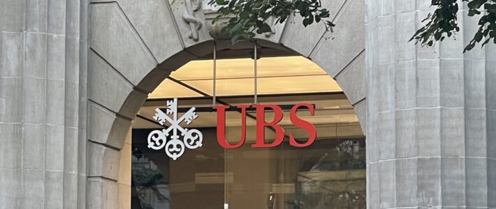 Logo der Grossbank UBS an der Zürcher Bahnhofstrasse