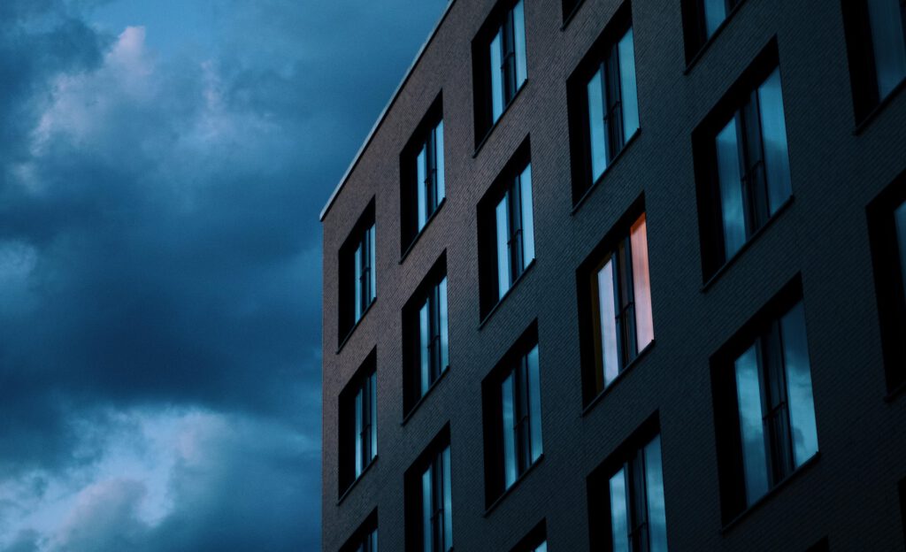 Ein Wohnhaus mit Licht an einem Fenster