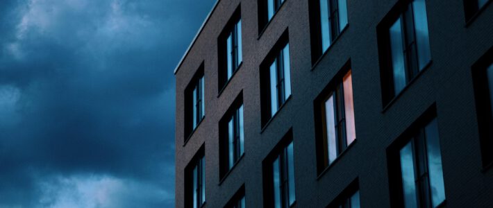 Wohnimmobilien verteuern sich deutlich Ein Wohnhaus mit Licht an einem Fenster