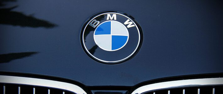 Logo von BMW an einem blauen Fahrzeug